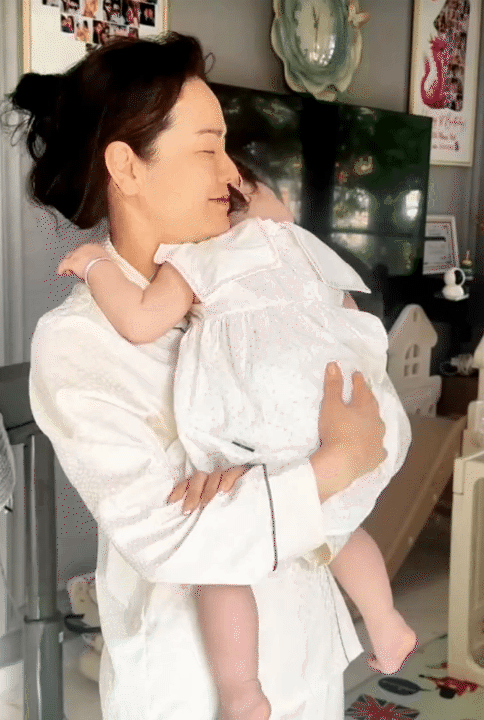 Ái nữ của Nhật Kim Anh: “Giao diện” lai Tây nhưng “hệ điều hành” đúng chuẩn em bé miền Tây - Ảnh 11.
