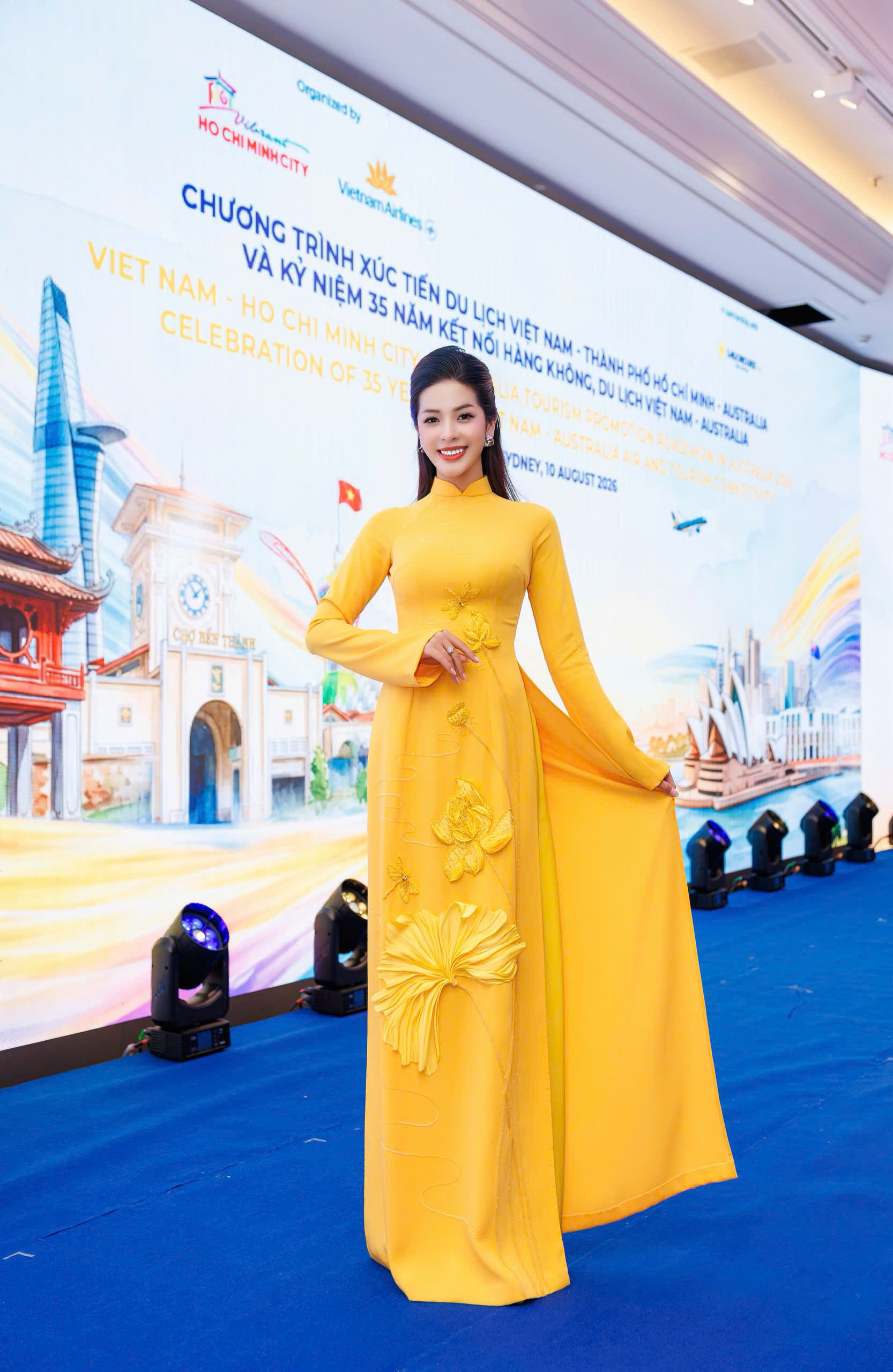 MC Thu Nga dẫn chương tr&igrave;nh tại Sydney, diện &aacute;o d&agrave;i hoa sen g&acirc;y ch&uacute; &yacute; - Ảnh 2.