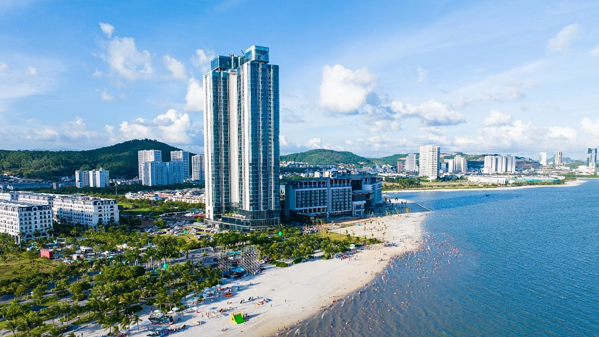 Quảng trường rộng hơn 1,1ha vừa diễn ra sự kiện chưa từng c&oacute; ở Việt Nam: Trong quần thể rộng tới 248ha, tầm nh&igrave;n thẳng ra vịnh Di sản- Ảnh 2.