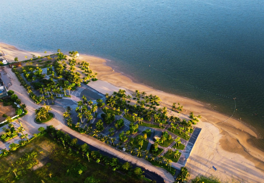 Quảng trường rộng hơn 1,1ha vừa diễn ra sự kiện chưa từng c&oacute; ở Việt Nam: Trong quần thể rộng tới 248ha, tầm nh&igrave;n thẳng ra vịnh Di sản- Ảnh 1.
