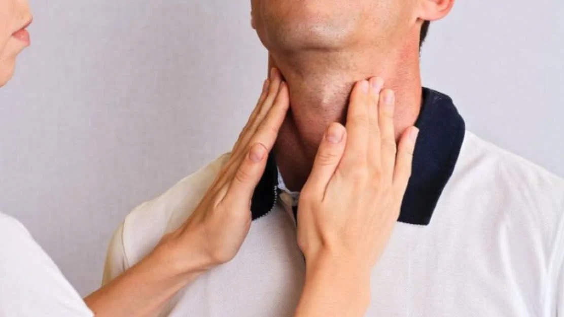 Thanh niên 27 tuổi chủ quan với nốt tuyến giáp 1 cm, nửa năm sau phát hiện ung thư: Bác sĩ chỉ ra 6 dấu hiệu cần cảnh giác - Ảnh 3.