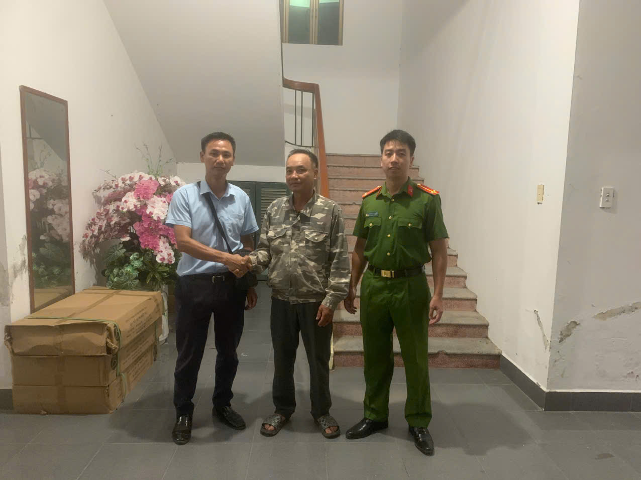 C&ocirc;ng kiểm tra giao dịch chuyển khoản 205 triệu đồng của một c&ocirc;ng ty: Hai người đ&agrave;n &ocirc;ng được mời l&agrave;m việc - Ảnh 1.