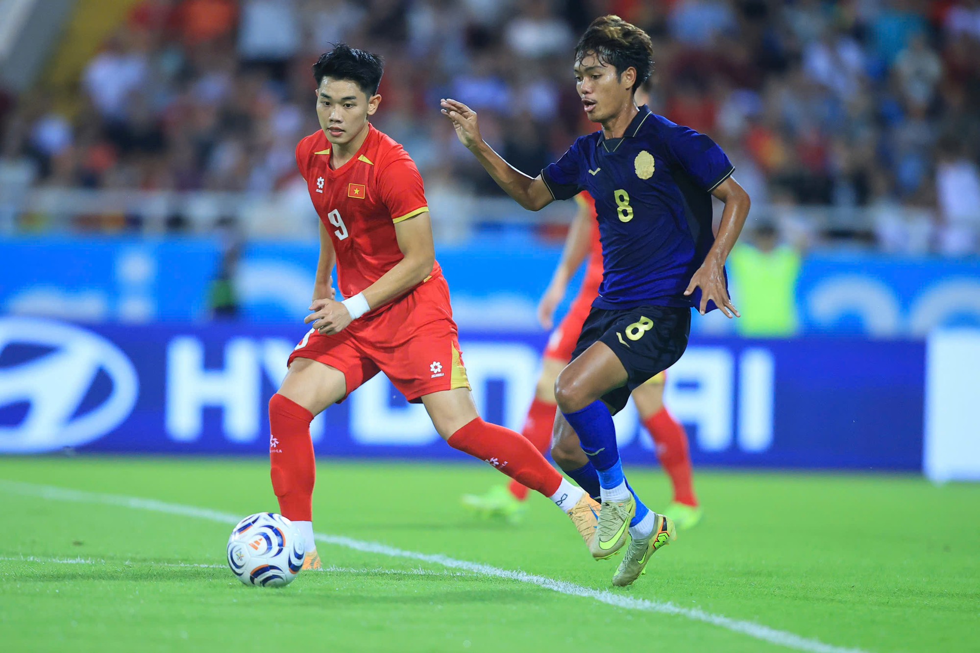 TRỰC TIẾP Malaysia vs Việt Nam: HLV Kim Sang-sik phá tan "cái dớp" kéo dài 16 năm? AFF Cup 2026 - Ảnh 1. TRỰC TIẾP Malaysia vs Việt Nam: HLV Kim Sang-sik phá tan "cái dớp" kéo dài 16 năm? AFF Cup 2026 - Ảnh 1.