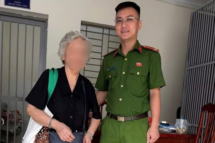 Nhận tin b&aacute;o khẩn về người phụ nữ SN 1950 đang r&uacute;t sổ tiết kiệm 600 triệu đồng, c&ocirc;ng an tức tốc đến ng&acirc;n h&agrave;ng để x&aacute;c minh - Ảnh 1.