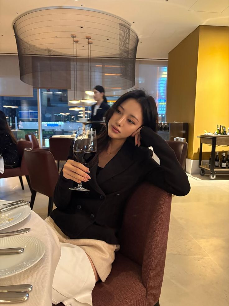 Tại sao khăn ăn cần đặt l&ecirc;n đ&ugrave;i khi d&ugrave;ng bữa ở nh&agrave; h&agrave;ng 5 sao? - Ảnh 3.