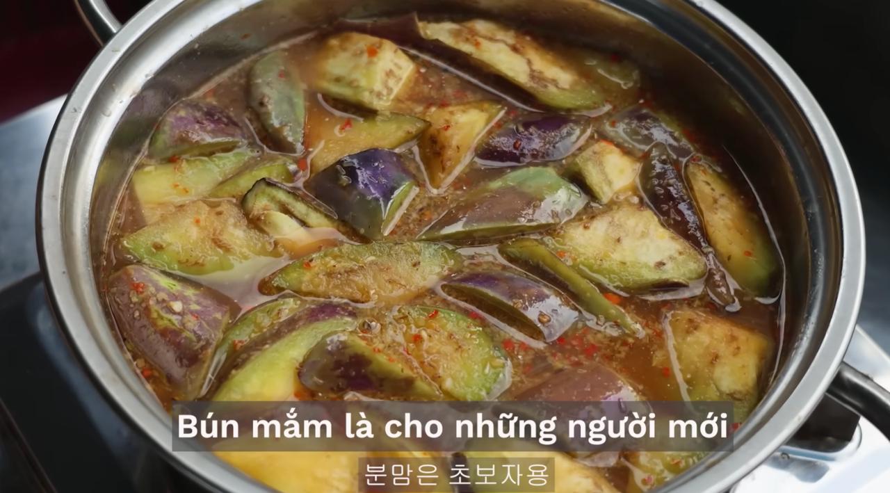 Ch&agrave;ng trai H&agrave;n Quốc kh&aacute;m ph&aacute; ẩm thực Việt qua 3 m&oacute;n mắm độc đ&aacute;o - Ảnh 4.