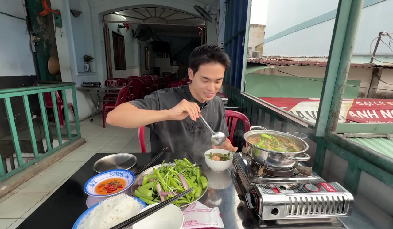 Ch&agrave;ng trai H&agrave;n Quốc kh&aacute;m ph&aacute; ẩm thực Việt qua 3 m&oacute;n mắm độc đ&aacute;o - Ảnh 2.