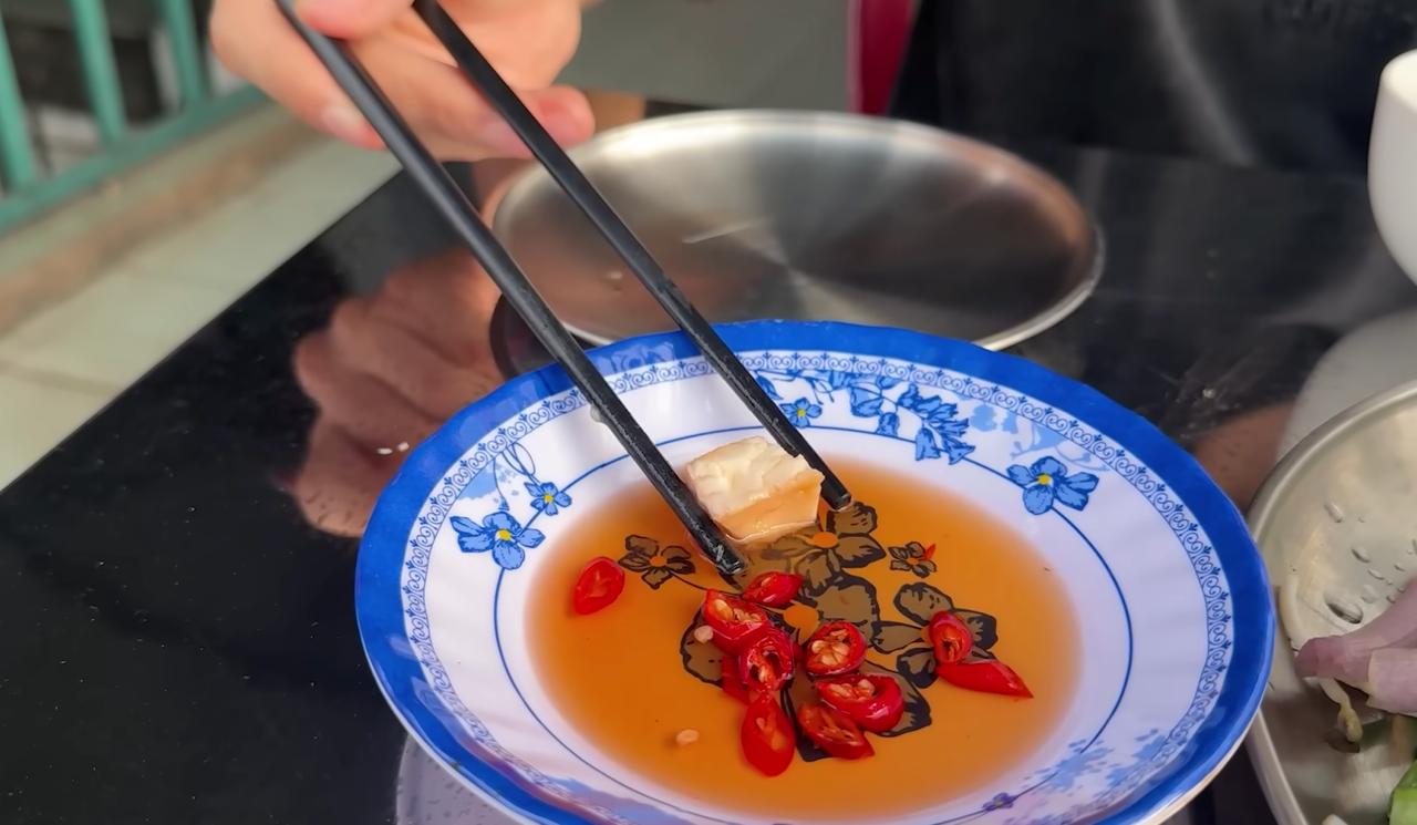 Ch&agrave;ng trai H&agrave;n Quốc kh&aacute;m ph&aacute; ẩm thực Việt qua 3 m&oacute;n mắm độc đ&aacute;o - Ảnh 14.