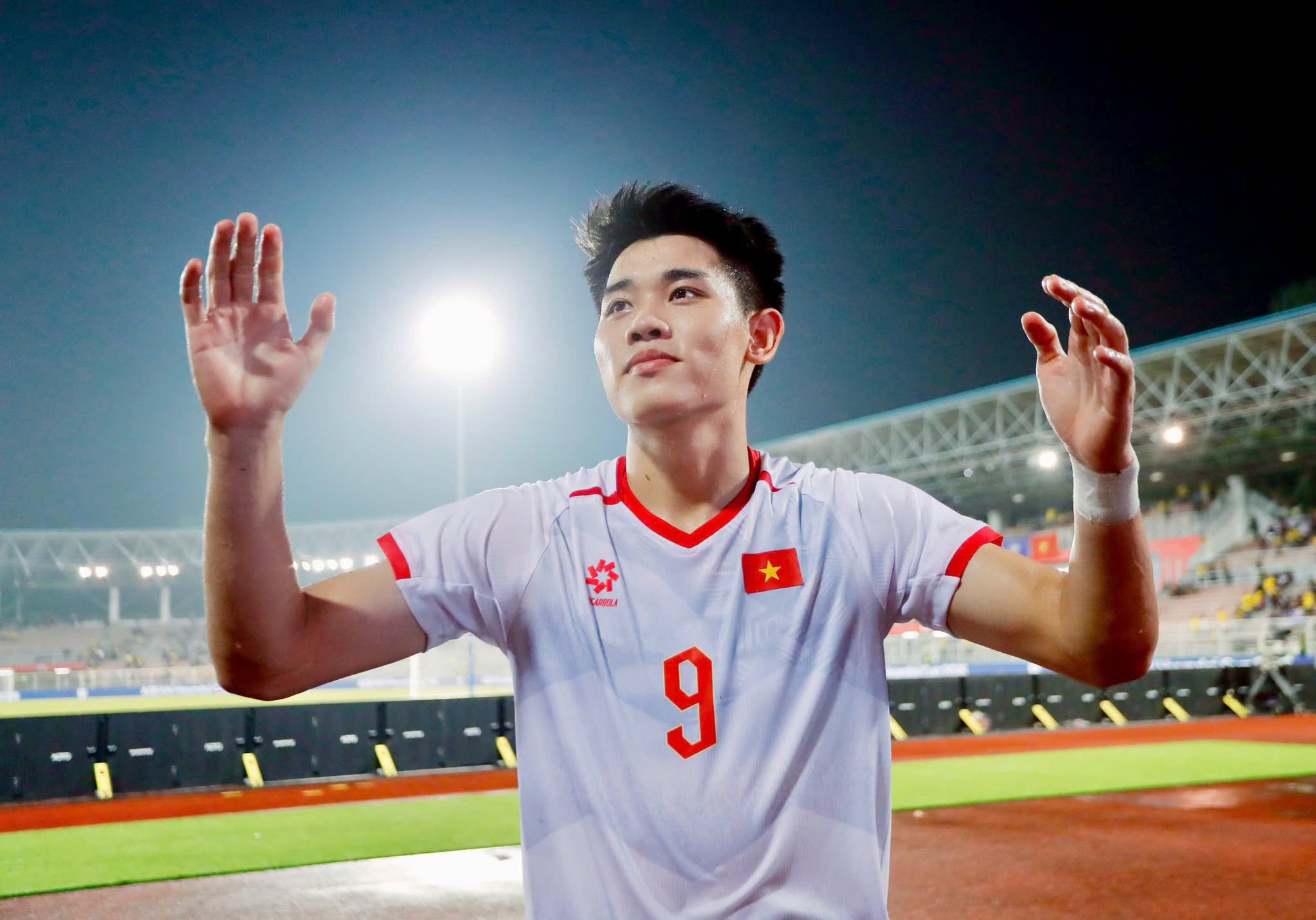 Nguyễn Xu&acirc;n Son lọt v&agrave;o bảng v&agrave;ng lịch sử AFF Cup, Đ&igrave;nh Bắc đang ở đ&acirc;u? - Ảnh 3.