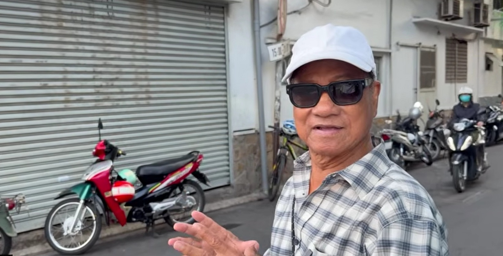 Chế Linh v&ocirc; c&ugrave;ng ngạc nhi&ecirc;n tại TP.HCM- Ảnh 1.