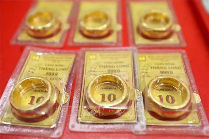 Ch&ecirc;nh lệch gi&aacute; v&agrave;ng trong nước v&agrave; thế giới đang được thu hẹp - Ảnh 1.