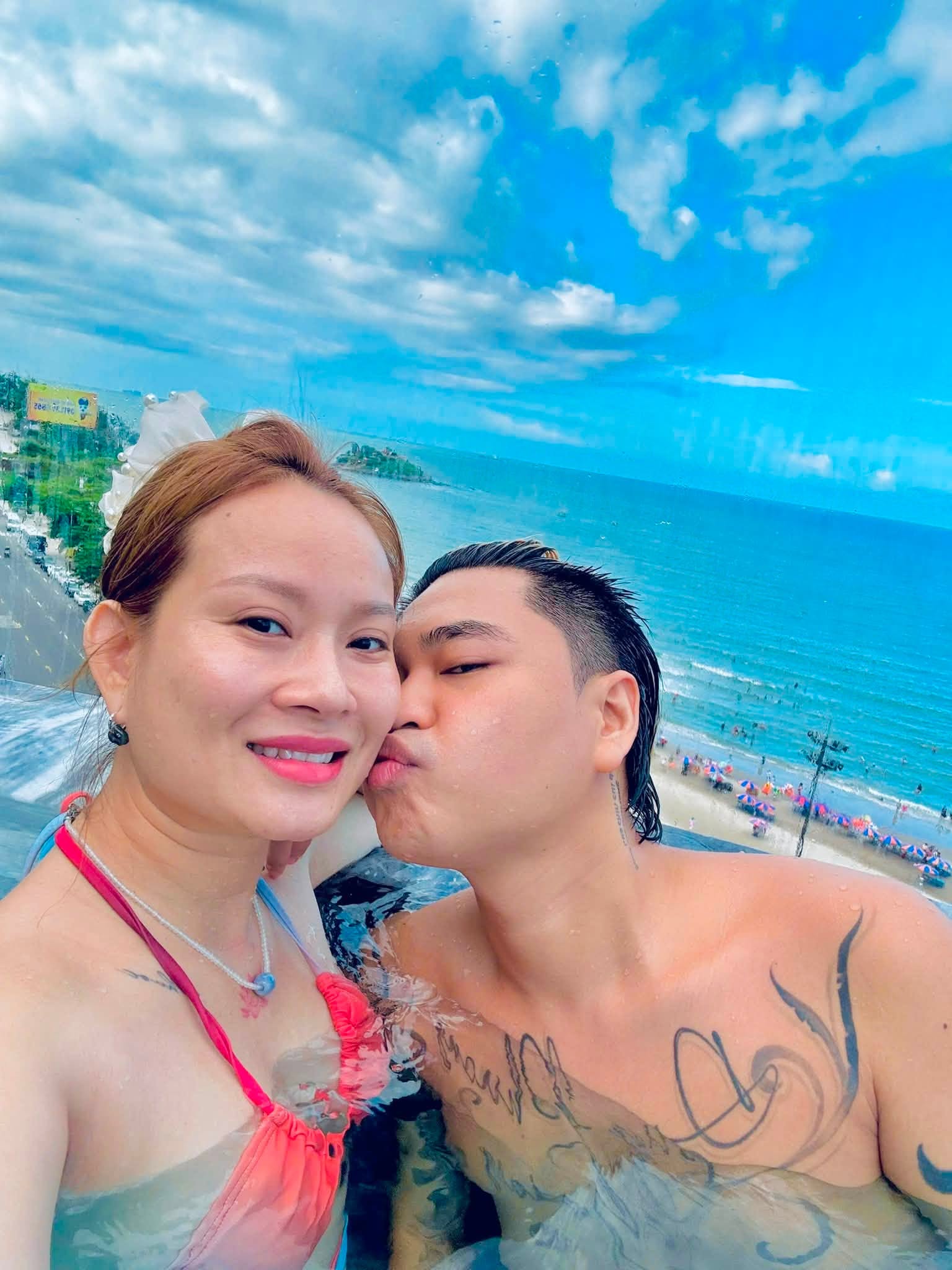Nam ca sĩ Việt c&oacute; tiếng lấy vợ hơn 8 tuổi c&oacute; 2 con ri&ecirc;ng: "D&agrave;nh tất cả cho vợ con" - Ảnh 1.