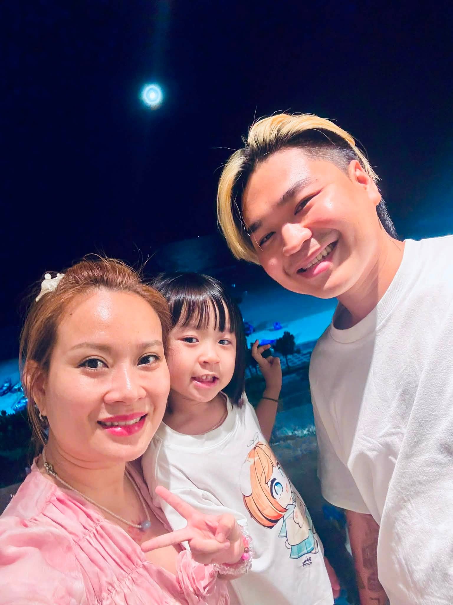 Nam ca sĩ Việt c&oacute; tiếng lấy vợ hơn 8 tuổi c&oacute; 2 con ri&ecirc;ng: "D&agrave;nh tất cả cho vợ con" - Ảnh 2.
