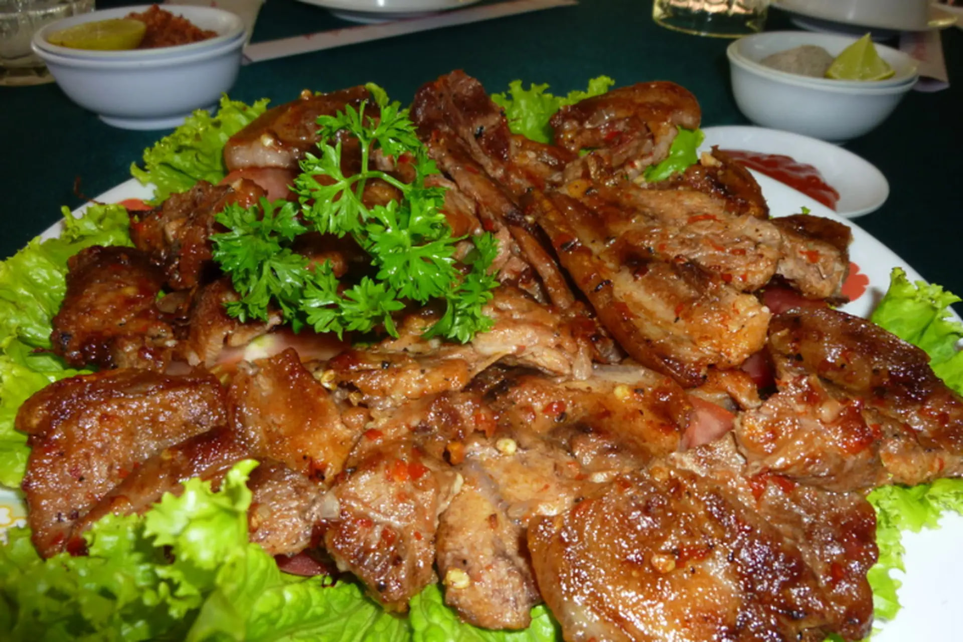V&igrave; sao g&agrave; đồi, heo rừng đắt hơn thịt thường? - Ảnh 1.
