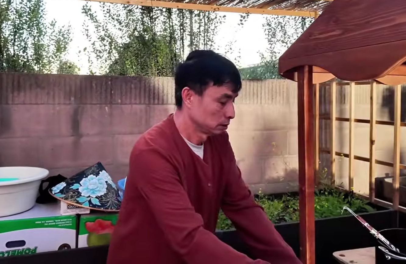 Nữ nghệ sĩ mở tiệc tại biệt thự triệu đô, bố bé Xuân Mai làm phục vụ- Ảnh 2.