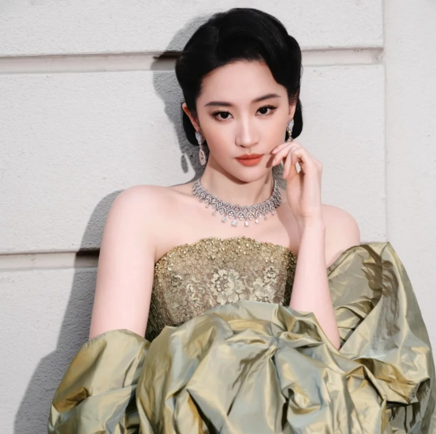 Người cướp ch&eacute;n cơm của Lưu Diệc Phi, Triệu Lệ Dĩnh - Ảnh 1.