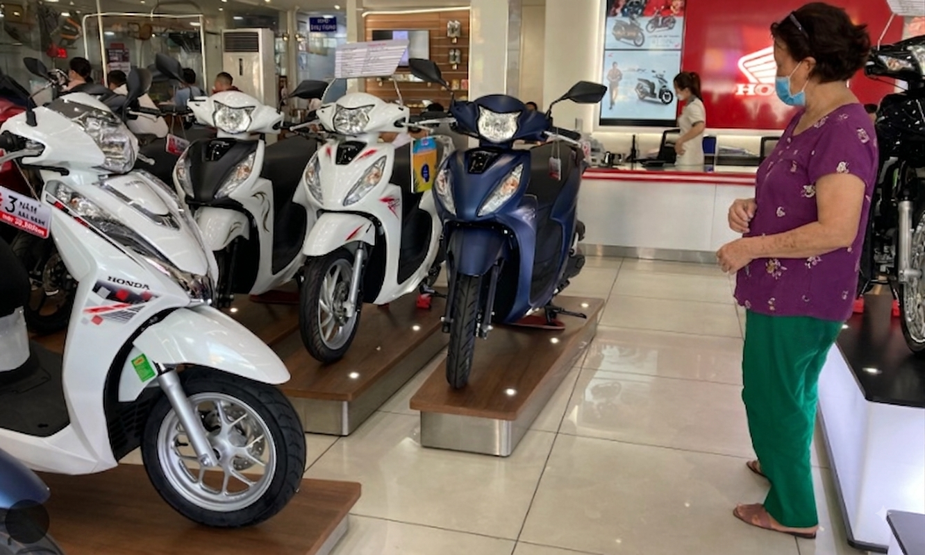 Tôi muốn mua xe máy thưởng cho con gái đỗ đại học, chồng liền nói một câu khiến con lặng lẽ từ chối món quà - Ảnh 1.