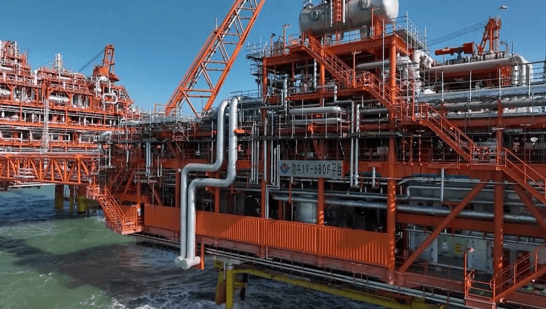 Khoan li&ecirc;n tục 5.000 m&eacute;t xuống biển, ph&aacute;t hiện mỏ dầu 200 triệu m&eacute;t khối, mỏ kh&iacute; 200 tỷ m&eacute;t khối, sản lượng 5.200 tấn/ng&agrave;y - Ảnh 1.
