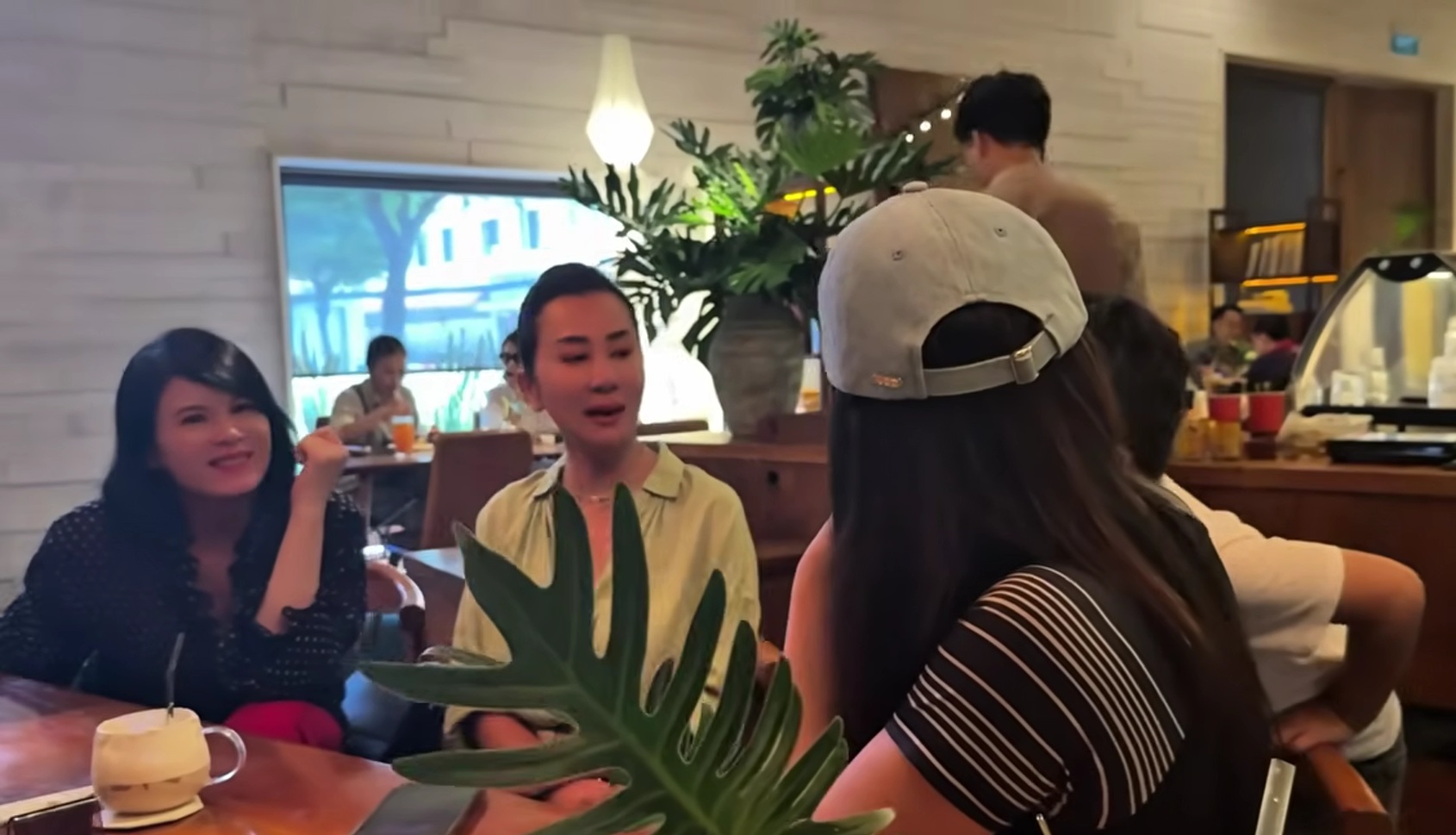 "Chị Kỳ Duyên phải bay về Việt Nam dắt vợ chồng tôi qua Mỹ"- Ảnh 1.