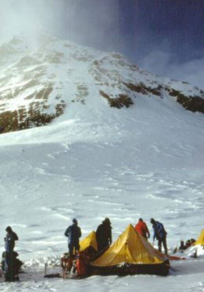 Câu chuyện bi thương về thi thể với mái tóc bay trong gió suốt nhiều năm trên núi Everest - Ảnh 3.