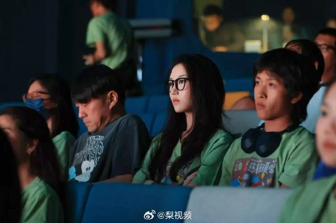 Không thể nhận ra đây là Lý Yên năm nào, con gái của Vương Phi - Lý Á Bằng bây giờ xinh đẹp quá - Ảnh 2.