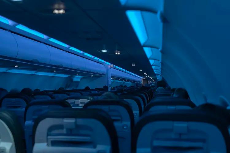 Tại sao đ&egrave;n m&aacute;y bay lu&ocirc;n được l&agrave;m mờ khi cất c&aacute;nh v&agrave; hạ c&aacute;nh? - Ảnh 1.