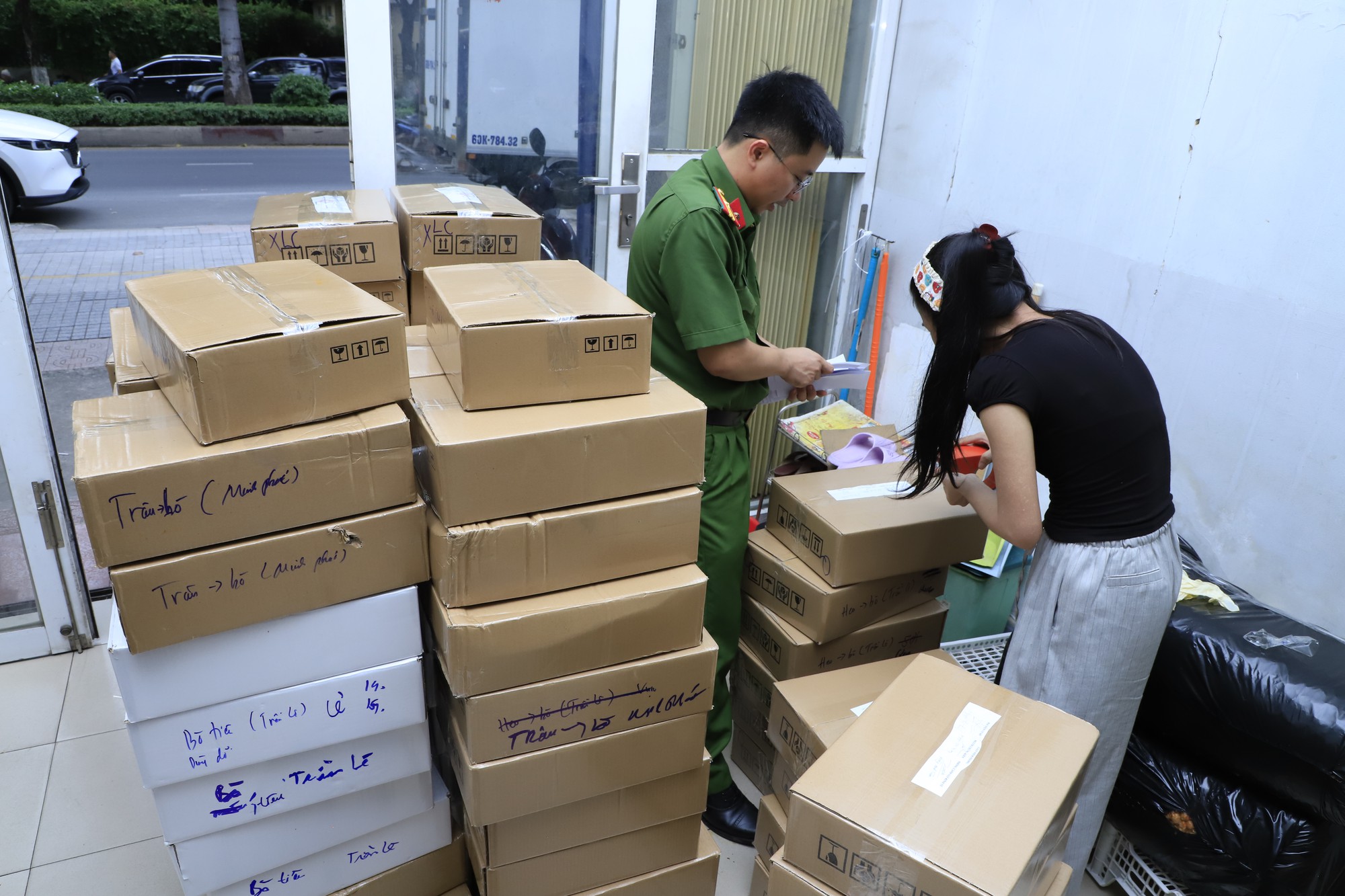 Công an đồng loạt kiểm tra Trần Lê Foods và Mộc Food, bắt giam bà chủ Nguyễn Thị Thúy SN 1989 - Ảnh 6.