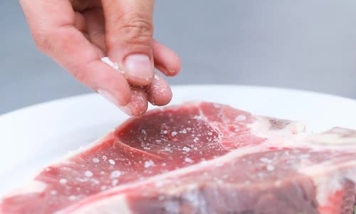 Vì sao đầu bếp chuyên nghiệp không ướp thịt bò với muối?- Ảnh 1. Vì sao đầu bếp chuyên nghiệp không ướp thịt bò với muối?- Ảnh 1.