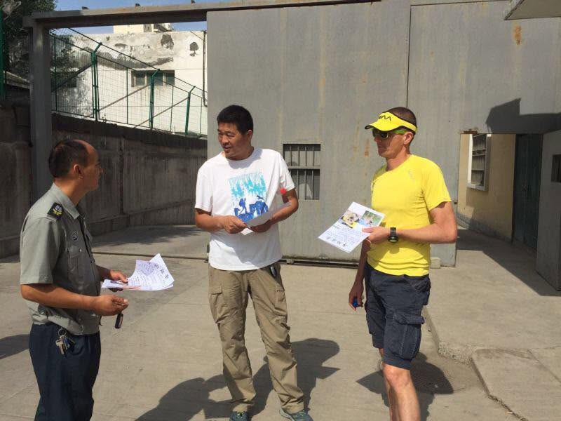 Ch&uacute; ch&oacute; hoang chạy 125 km c&ugrave;ng vận động vi&ecirc;n si&ecirc;u marathon - Ảnh 5.