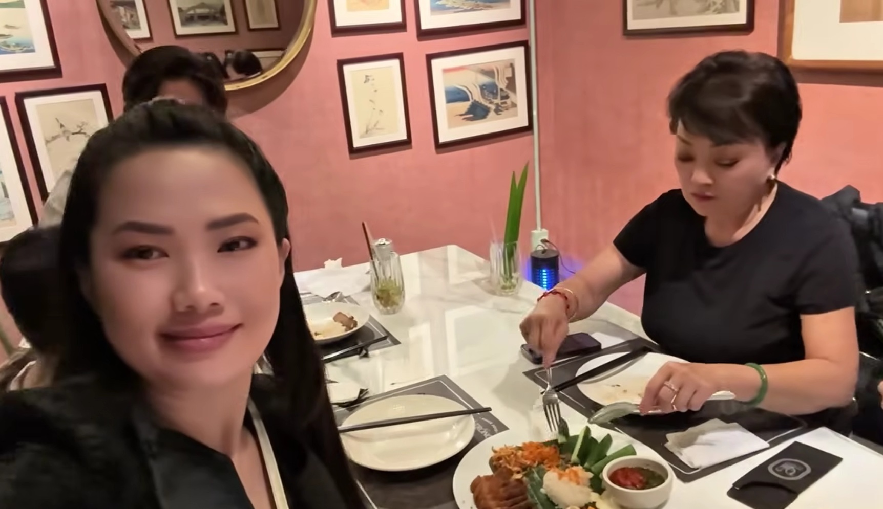 Danh ca Hương Lan về Việt Nam khiến đàn em bỏ hết công việc tới gặp bằng được - Ảnh 2.