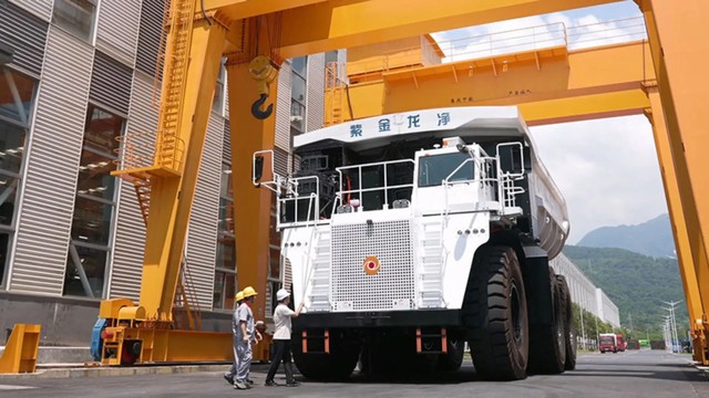 Phát hiện Trung Quốc âm thầm đưa ‘gã khổng lồ’ 350 tấn vào hoạt động: Khối pin lớn gấp 15 lần ô tô điện, sạc 90% trong 25 phút, vận chuyển hàng nghìn tấn đất đá mỗi ngày - Ảnh 1. Phát hiện Trung Quốc âm thầm đưa ‘gã khổng lồ’ 350 tấn vào hoạt động: Khối pin lớn gấp 15 lần ô tô điện, sạc 90% trong 25 phút, vận chuyển hàng nghìn tấn đất đá mỗi ngày - Ảnh 1.