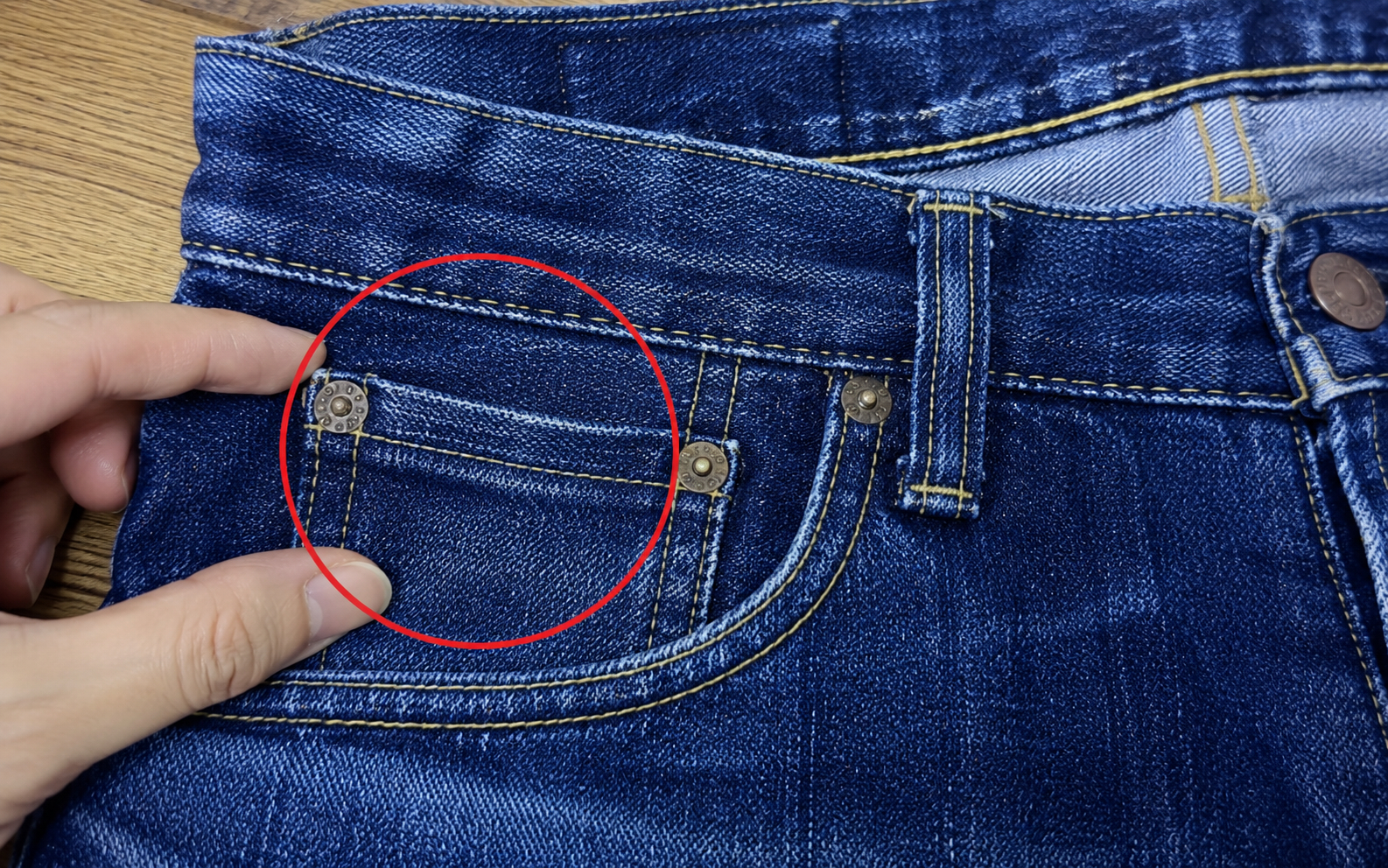 L&yacute; do chiếc t&uacute;i b&eacute; x&iacute;u tr&ecirc;n quần jeans vẫn tồn tại đến năm 2026 - Ảnh 1.
