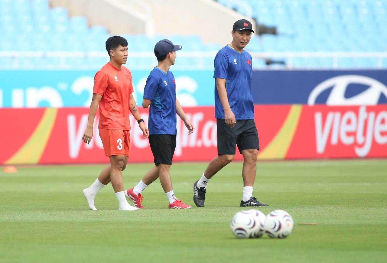 Đội hình Việt Nam vs Malaysia: HLV Kim Sang-sik tạm cất “bảo kiếm”, xoay bài vào phút chót? AFF Cup - Ảnh 1. Đội hình Việt Nam vs Malaysia: HLV Kim Sang-sik tạm cất “bảo kiếm”, xoay bài vào phút chót? AFF Cup - Ảnh 1.