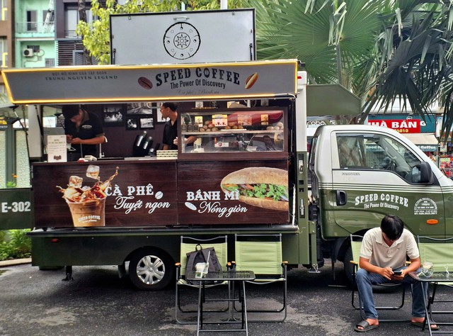 Những kiosk bán cà phê vỉa hè của ông Đặng Lê Nguyên Vũ vừa xuất hiện, 'lá bài ẩn' nào phía sau chiến lược mới từ Trung Nguyên Legend? - Ảnh 3. Những kiosk bán cà phê vỉa hè của ông Đặng Lê Nguyên Vũ vừa xuất hiện, 'lá bài ẩn' nào phía sau chiến lược mới từ Trung Nguyên Legend? - Ảnh 3.