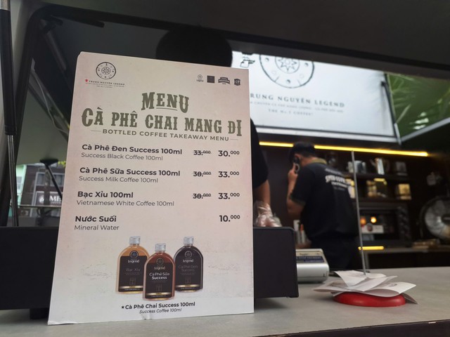Những kiosk bán cà phê vỉa hè của ông Đặng Lê Nguyên Vũ vừa xuất hiện, 'lá bài ẩn' nào phía sau chiến lược mới từ Trung Nguyên Legend? - Ảnh 4. Những kiosk bán cà phê vỉa hè của ông Đặng Lê Nguyên Vũ vừa xuất hiện, 'lá bài ẩn' nào phía sau chiến lược mới từ Trung Nguyên Legend? - Ảnh 4.