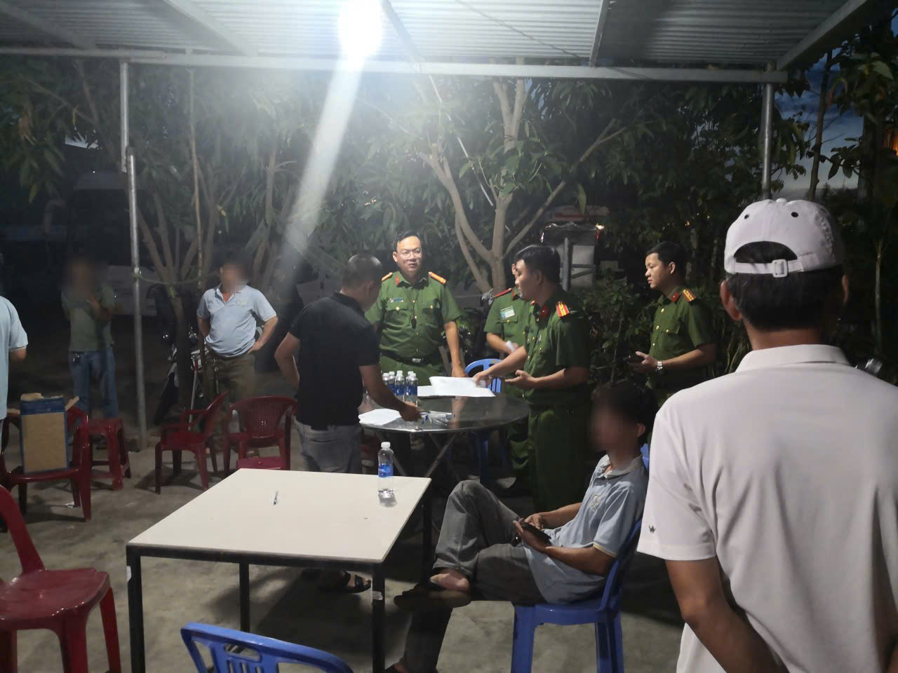 Công an kiểm tra một bãi xe lúc 4 giờ 30 phút - Ảnh 1.