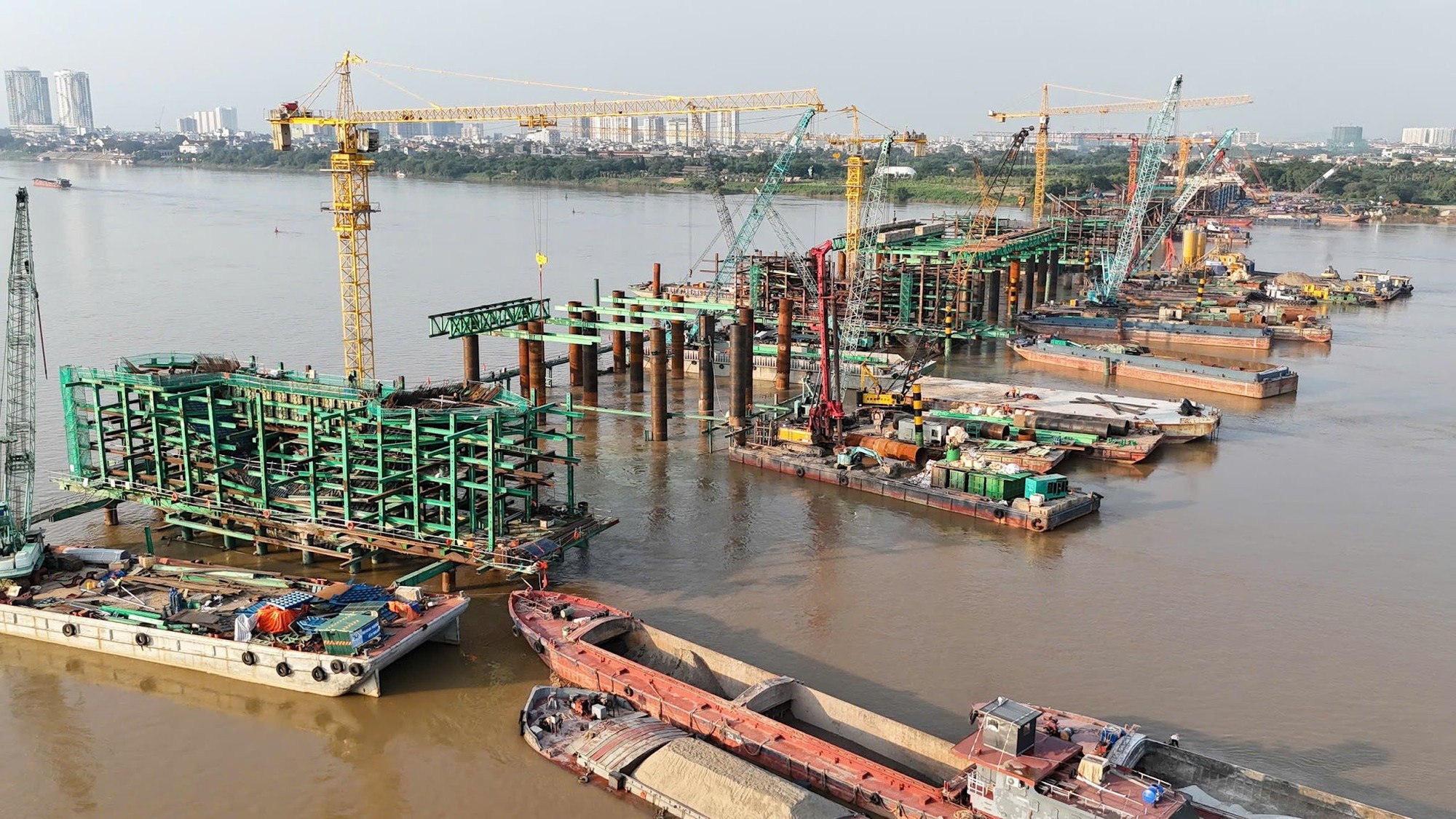Diễn biến mới tại “siêu” cầu vượt sông Hồng 16.000 tỷ đồng nối khu phố cổ với Long Biên do Sun Group thi công - Ảnh 2.