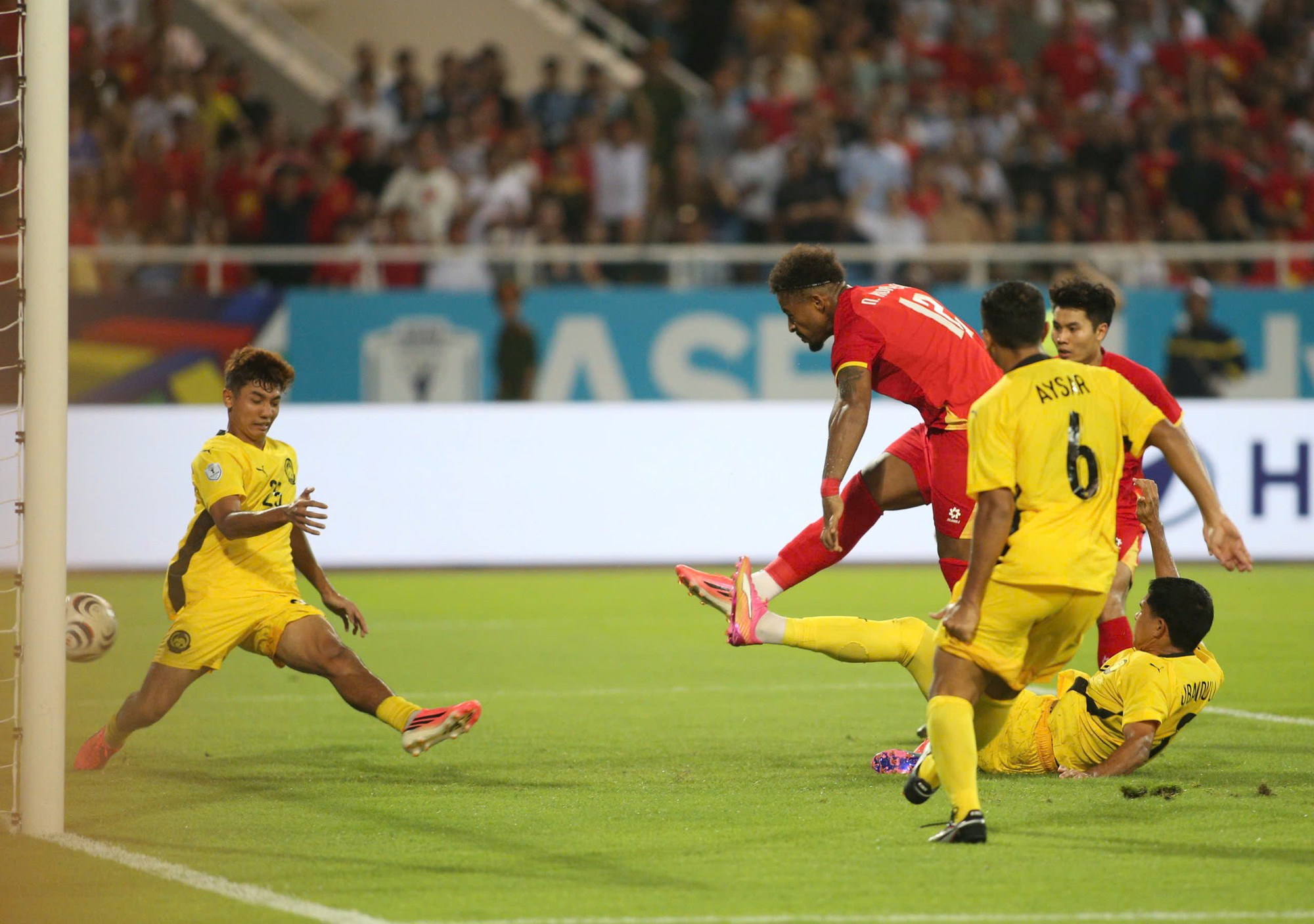 Xuân Son bùng nổ, ĐT Việt Nam đả bại Malaysia để thẳng tiến chung kết AFF Cup 2026 - Ảnh 3.