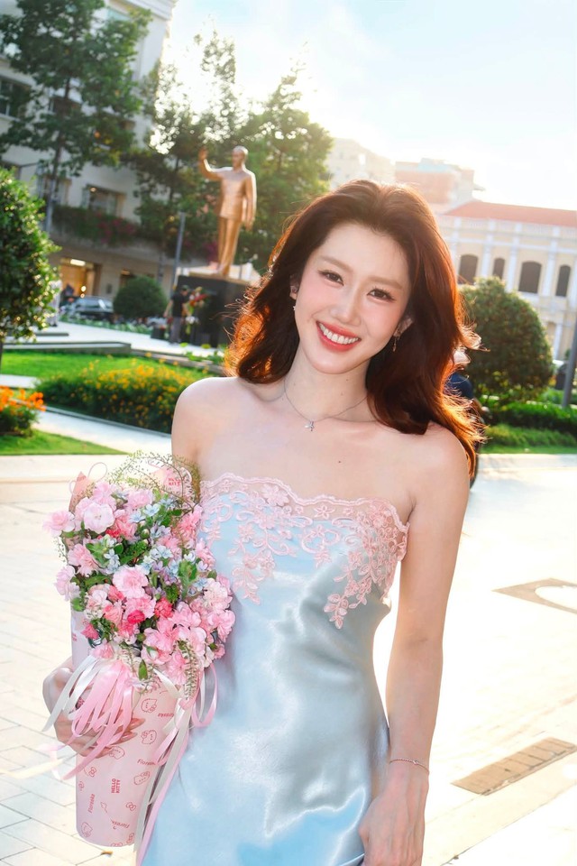 Mỹ nhân Việt đứng cạnh nàng tiên cá đẹp nhất thế giới vẫn không hề lu mờ, visual sáng rực như ngọc ngà châu báu - Ảnh 7. Mỹ nhân Việt đứng cạnh nàng tiên cá đẹp nhất thế giới vẫn không hề lu mờ, visual sáng rực như ngọc ngà châu báu - Ảnh 7.