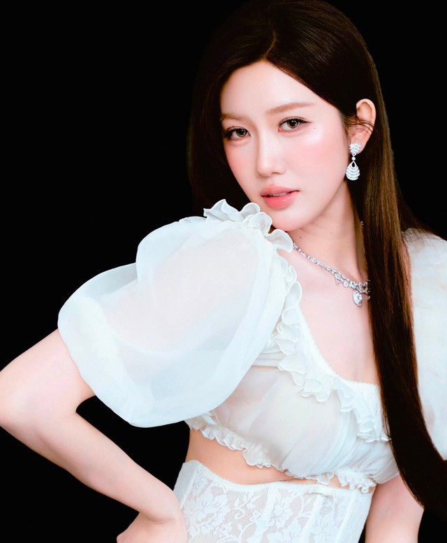 Mỹ nhân Việt đứng cạnh nàng tiên cá đẹp nhất thế giới vẫn không hề lu mờ, visual sáng rực như ngọc ngà châu báu - Ảnh 8. Mỹ nhân Việt đứng cạnh nàng tiên cá đẹp nhất thế giới vẫn không hề lu mờ, visual sáng rực như ngọc ngà châu báu - Ảnh 8.