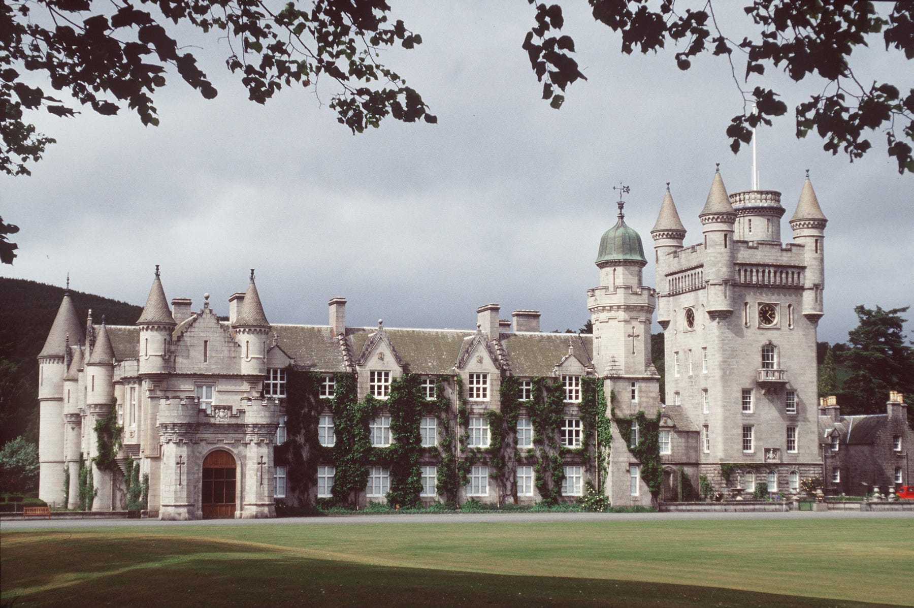 Nơi Nữ hoàng Elizabeth yêu thích: Khám phá lâu đài Balmoral của Hoàng gia Anh - Ảnh 1.