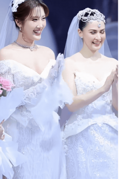 Mỹ nhân Việt đứng cạnh nàng tiên cá đẹp nhất thế giới vẫn không hề lu mờ, visual sáng rực như ngọc ngà châu báu - Ảnh 2. Mỹ nhân Việt đứng cạnh nàng tiên cá đẹp nhất thế giới vẫn không hề lu mờ, visual sáng rực như ngọc ngà châu báu - Ảnh 2.
