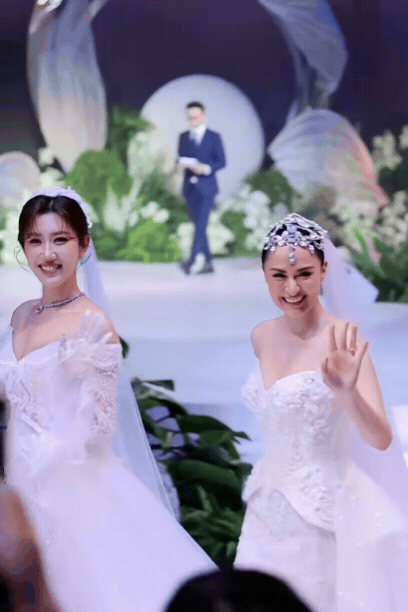 Mỹ nhân Việt đứng cạnh nàng tiên cá đẹp nhất thế giới vẫn không hề lu mờ, visual sáng rực như ngọc ngà châu báu - Ảnh 3. Mỹ nhân Việt đứng cạnh nàng tiên cá đẹp nhất thế giới vẫn không hề lu mờ, visual sáng rực như ngọc ngà châu báu - Ảnh 3.