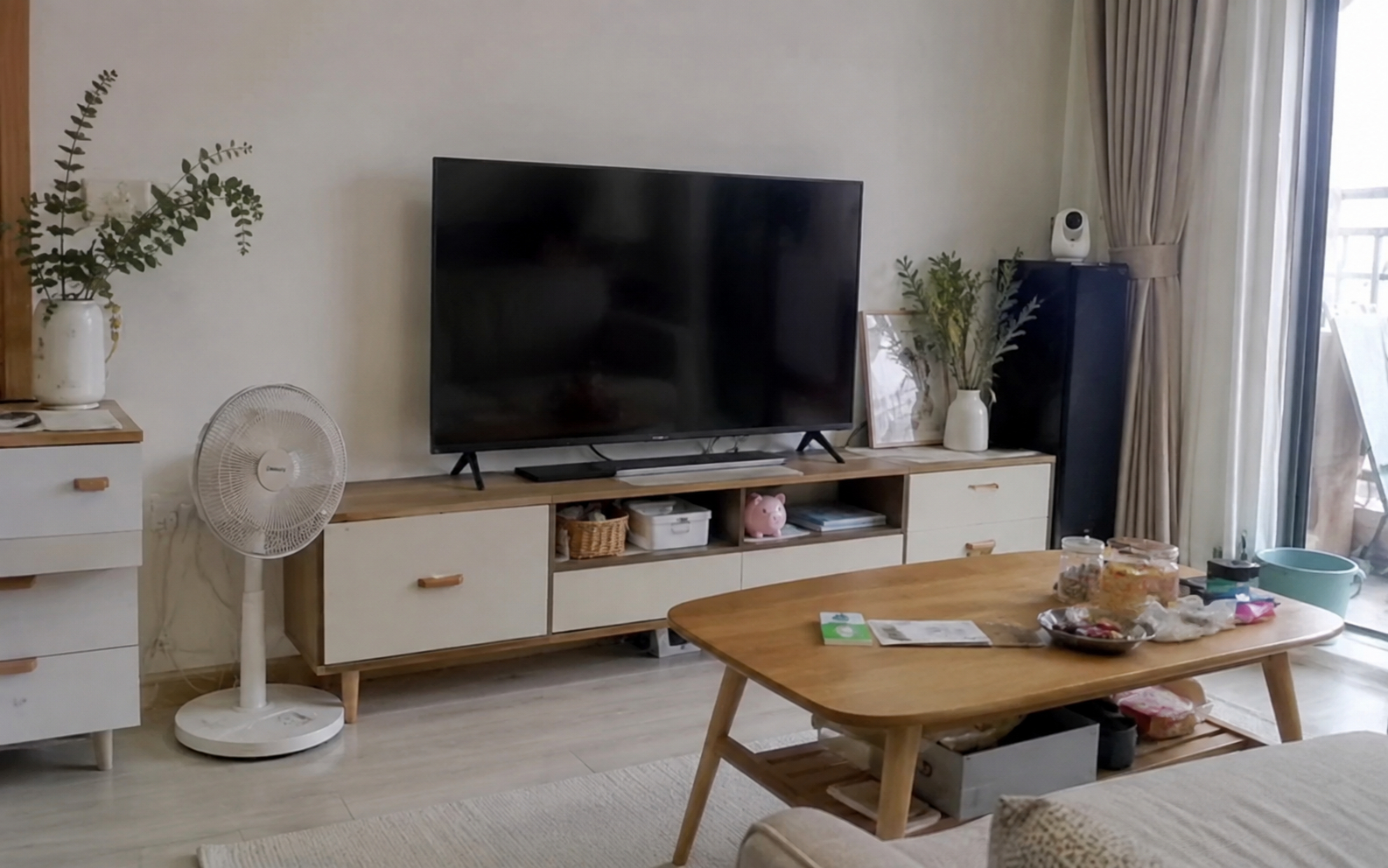 V&igrave; sao gia đ&igrave;nh hiện đại kh&ocirc;ng c&ograve;n đặt tivi l&ecirc;n kệ ph&ograve;ng kh&aacute;ch? - Ảnh 1.