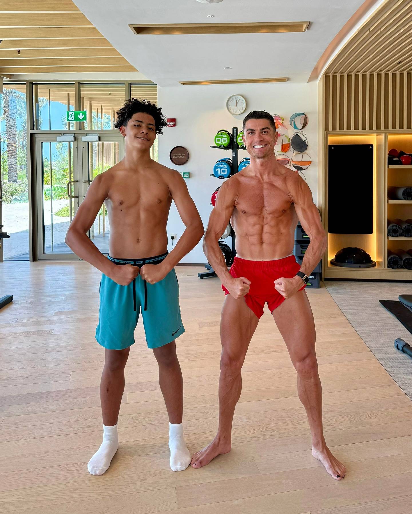 Con trai Ronaldo 16 tuổi cao 1m85, cơ bắp cuồn cuộn chẳng k&eacute;m bố: Ngay từ  nhỏ đ&atilde; được tập đều 2 bộ m&ocirc;n - Ảnh 1.