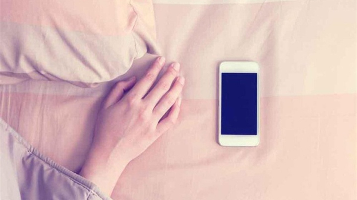 Lời khuy&ecirc;n cho tất cả những ai đặt điện thoại ngay giường ngủ mỗi tối - Ảnh 1.