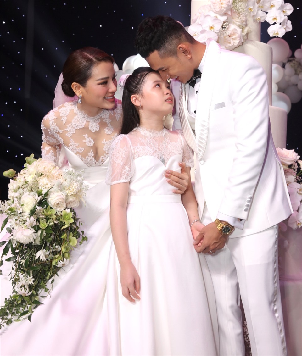 Mẹ đơn thân Vbiz được đại gia kim cương si mê: 