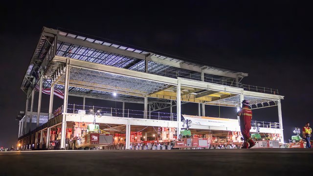 Phát hiện 6 'gã khổng lồ' thép nặng 3.320 tấn âm thầm di chuyển trong đêm: Bí mật phía sau siêu dự án sân bay 4 tỷ USD lộ diện - Ảnh 1. Phát hiện 6 'gã khổng lồ' thép nặng 3.320 tấn âm thầm di chuyển trong đêm: Bí mật phía sau siêu dự án sân bay 4 tỷ USD lộ diện - Ảnh 1.