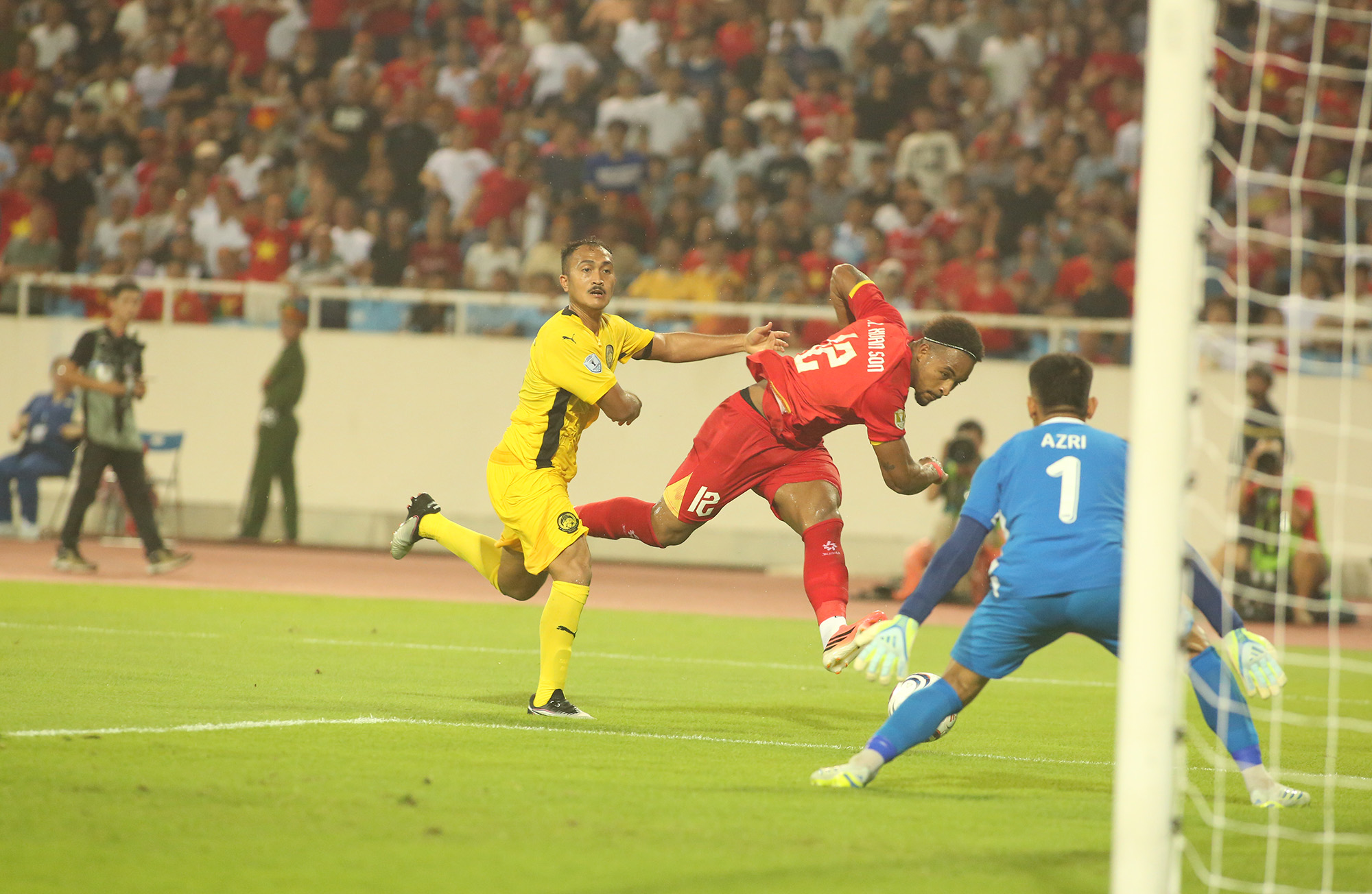 Nguyễn Xu&acirc;n Son tăng tốc tr&ecirc;n bảng v&agrave;ng AFF Cup, s&aacute;nh ngang huyền thoại Kiatisuk - Ảnh 1.