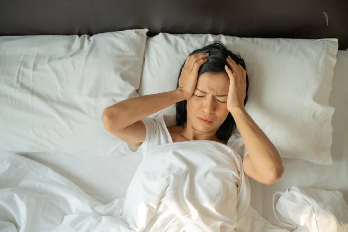 Kh&ocirc;ng ăn nhiều m&agrave; bụng vẫn ng&agrave;y c&agrave;ng to? Chuy&ecirc;n gia nội tiết cảnh b&aacute;o: Thủ phạm c&oacute; thể l&agrave; th&oacute;i quen h&agrave;ng triệu người mắc mỗi đ&ecirc;m- Ảnh 2.